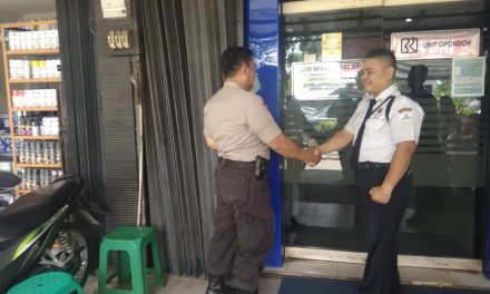 Anggota Samapta Polsek Cipondoh, Patroli Biru ke Bank