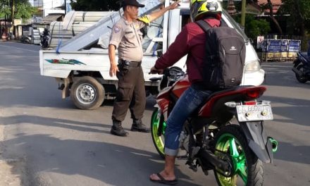 Kehadiran Bhabinkamtibmas Ditengah Jalan, Berikan Rasa Aman Kepada Pengguna Jalan