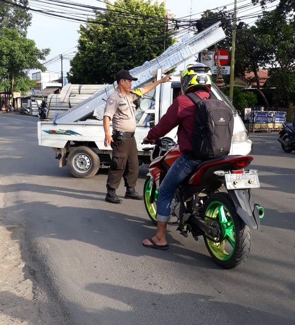 Kehadiran Bhabinkamtibmas Ditengah Jalan, Berikan Rasa Aman Kepada Pengguna Jalan