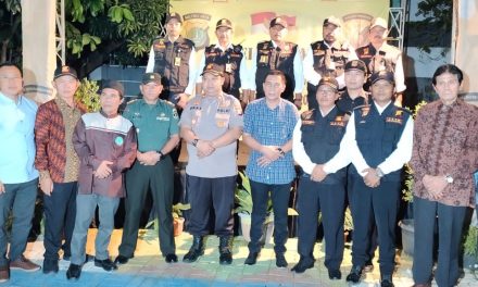 Senyum dan menyapa dari Kapolsek Ciledug dalam menghadiri Pelantikan ketua umum dan pengurus FKPM pusat di Karang Timur Karang Tengah Kota Tangerang