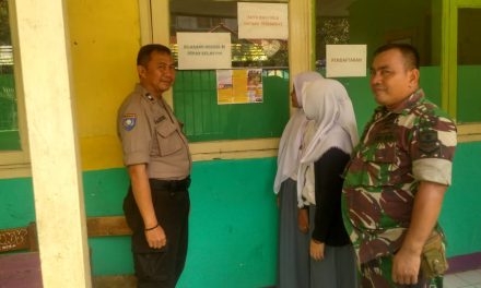 Binmas Polsek Neglasari Pajang Brosur Penerimaan Polri 2020 di SMK