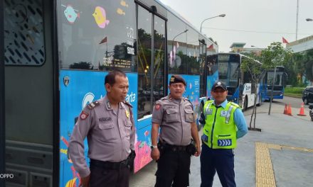 Pengamanan dan pemantauan oleh Personil Polsek Ciledug di terminal puribeta Ciledug antisipasi antrian penumpang transjakarta