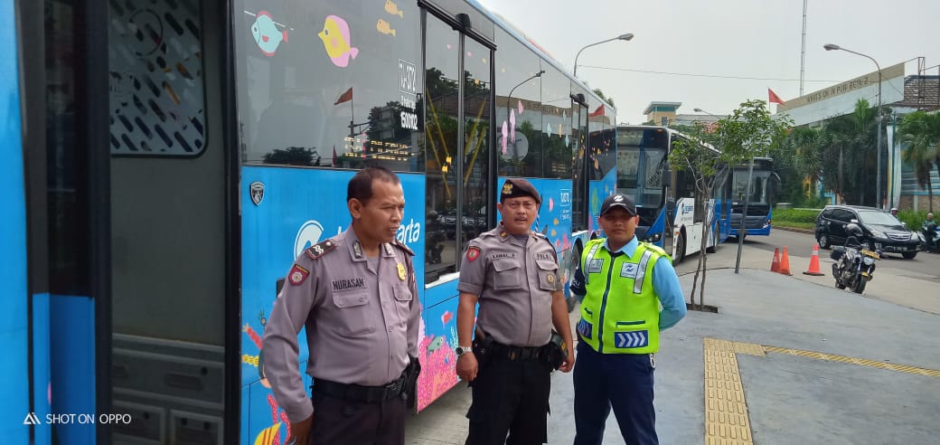 Pengamanan dan pemantauan oleh Personil Polsek Ciledug di terminal puribeta Ciledug antisipasi antrian penumpang transjakarta