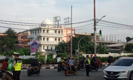 Urai Kemacetan Angggota Lantas Gatur Lantas di Traffic Light Gondrong