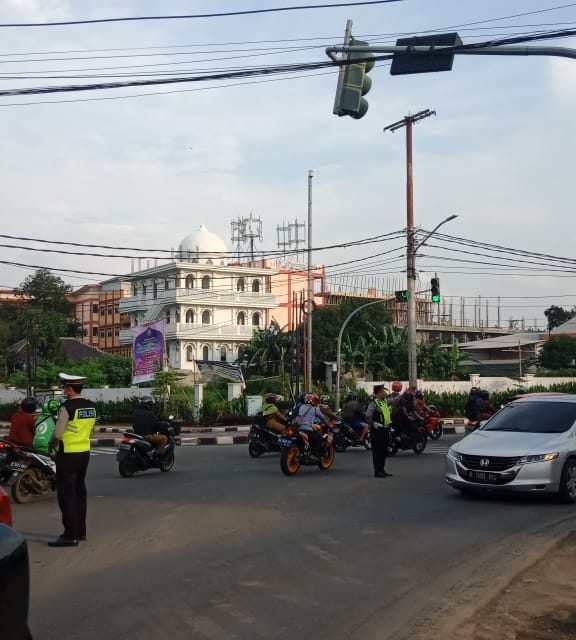 Urai Kemacetan Angggota Lantas Gatur Lantas di Traffic Light Gondrong