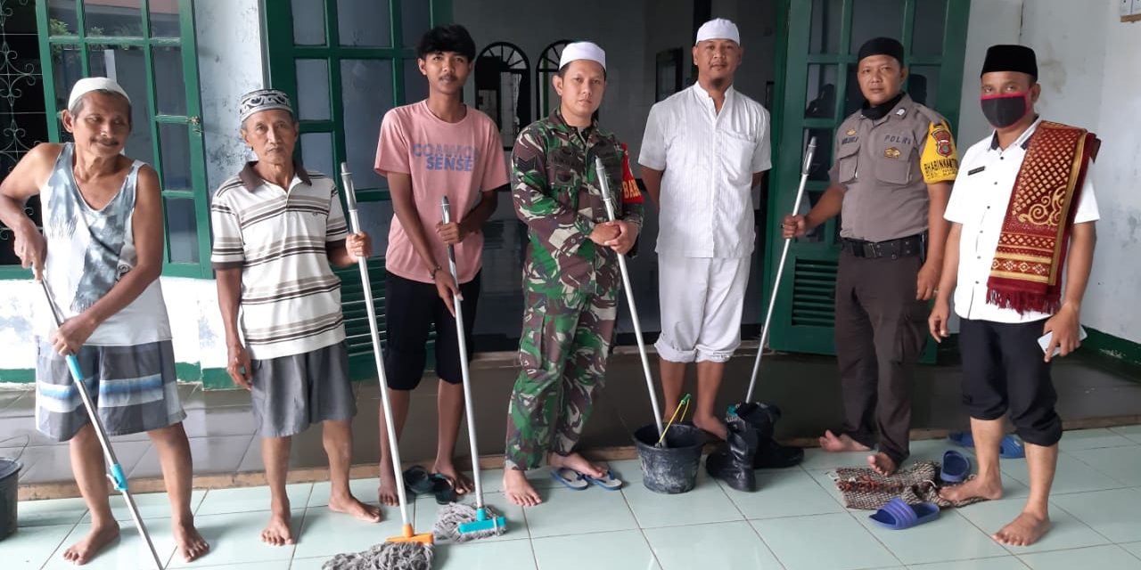 Kegiatan Bersih-bersih Masjid Bersama 3 Pilar Kelurahan Nusa Jaya Dan Anggota Dkm Masjid Nahrul Jamil