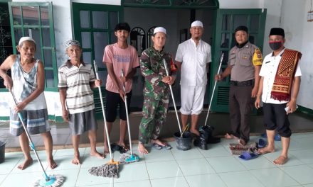 Kegiatan Bersih-bersih Masjid Bersama 3 Pilar Kelurahan Nusa Jaya Dan Anggota Dkm Masjid Nahrul Jamil