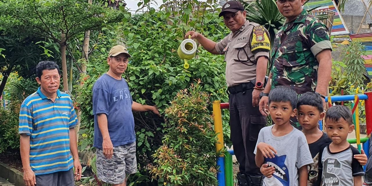 Bhabinkamtibmas Lakukan Perawatan dan Penyiraman Pohon Program Polri Peduli Lingkungan