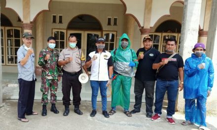 Cegah Penyabaran Virus Corona, Bhabinkamtibmas Bersama Tiga Pilar Semprot Disinfektan Pada Masjid