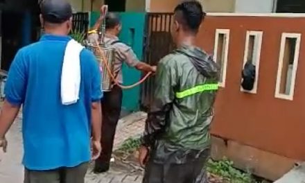 Bersama Warga, Bhabinkamtibmas Lakukan Penyemprotan Cairan Desinfektan Wilayahnya