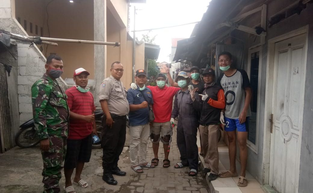 Bhabinkamtibmas Menggandeng Karang Taruna Lakukan Penyemprotan Desinfektan