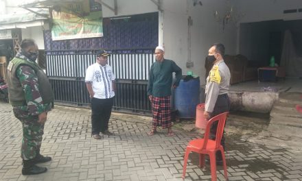 Bhabinkamtibmas Bersama Sinergitas Tiga Pilar Kelurahan Cipondoh Indah Sampaikan Maklumat Kapolri