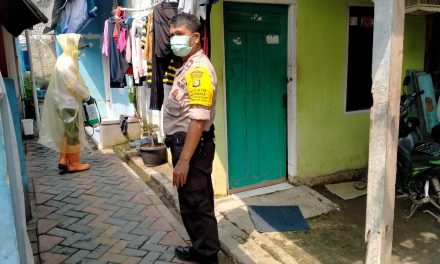 Putus Rantai Covid-19, Binmas Polsek Neglasari Dampingi Warga Lakukan Penyemprotan Cairan Disinfektan