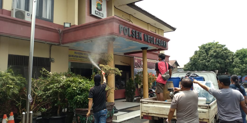 Apresiasi dan Perhatian Terhadap Polri, Forum Warga Neglasari lakukan Penyemprotan Cairan Disinfektan di Mapolsek Neglasari