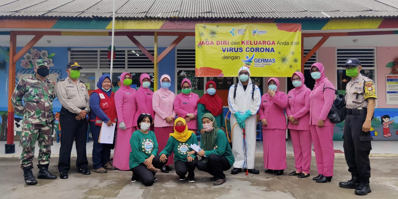 PMI Kota Tangerang dengan Pengurus Bhayangkari Ranting Ciledug melakukan penyemprotan Surfanios di TK Kemala Bhayangkari Aspol Ciledug