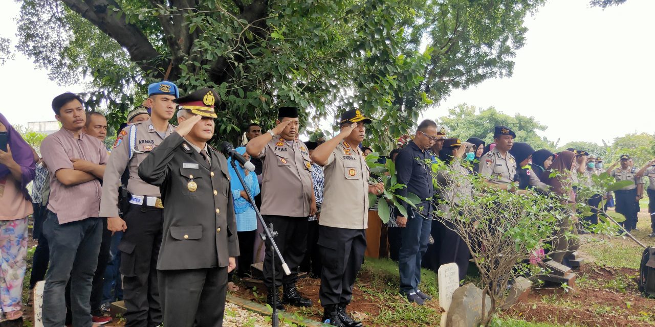 Belasungkawa pimpinan Polres Metro Tangerang Kota dan Polsek Ciledug mengantarkan kepergian Alm. IPDA TONO HARTONO,SH 