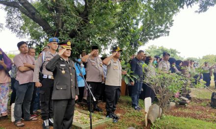 Belasungkawa pimpinan Polres Metro Tangerang Kota dan Polsek Ciledug mengantarkan kepergian Alm. IPDA TONO HARTONO,SH 