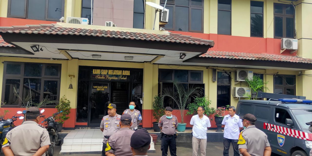 POLSEK CILEDUG MEMBUBARKAN MASA DALAM PERLOMBAAN BURUNG KICAU DI KARANG TENGAH CILEDUG