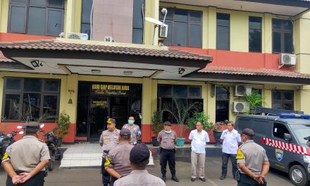 POLSEK CILEDUG MEMBUBARKAN MASA DALAM PERLOMBAAN BURUNG KICAU DI KARANG TENGAH CILEDUG