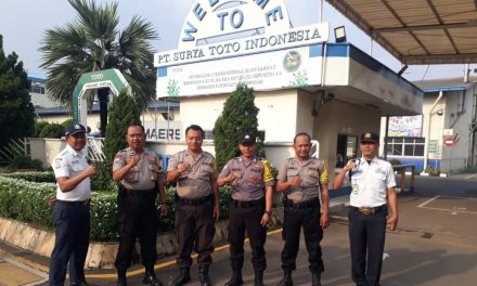 Gelar pengamanan Anggota Kepolisian Polsek Cipondoh Terhadap Aksi Buruh di PT. Surya Toto Indonesia. Tbk Panunggangan