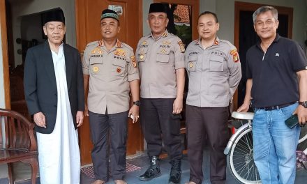 Kapolsek Cipondoh dan Kanit Intelkam Dampingi Kunjungan Kapolres Metro Tangerang Kota Ke Tokoh Agama KH. Saefulmilah