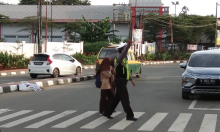 Cegah Kemacetan Arus Balik Personil Unit Lantas Polsek Cipondoh Gelar Gatur Lalin Sore hari