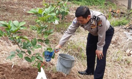 Aipda Dany Rama Wijaya Melaksanakan Perawatan Tanaman Untuk Penghijauan