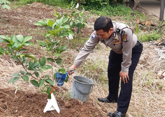 Aipda Dany Rama Wijaya Melaksanakan Perawatan Tanaman Untuk Penghijauan