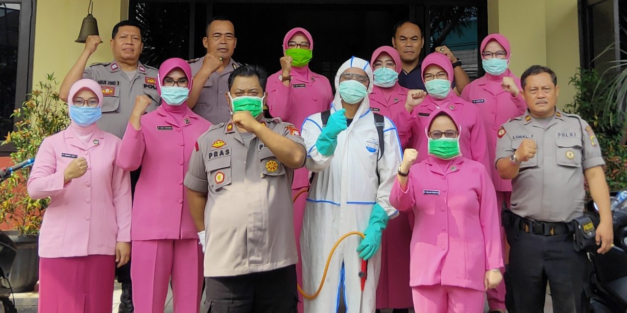 PMI Kota Tangerang melakukan penyemprotan cairan Surfanios di Mako Polsek Ciledug