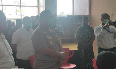 KAPOLSEK CILEDUG BERSAMA DANRAMIL 04 CILEDUG MENGHIMBAU DAN MEMBUBARKAN UNJUK RASA MASA DI CBD CILEDUG