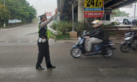 Cegah Kemacetan Kanit Lantas Polsek Cipondoh Gatur Di Simpang Enam Green Lake