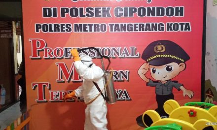 PMI Pinang Semprotkan Disinfektan Ke Mako Polsek Cipondoh dan Fasilitas Umum Lainnya