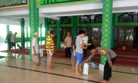 DEWAN KEMAKMURAN MASJID AL-HIKMAH, DAN POLSEK BENDA BERSIHKAN TEMPAT IBADAH, CEGAH VIRUS CORONA (COVID 19)