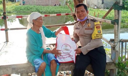 Bhabinkamtibmas Kel. Pakojan Salurkan Bantuan Beras dari Presiden Republik Indonesia