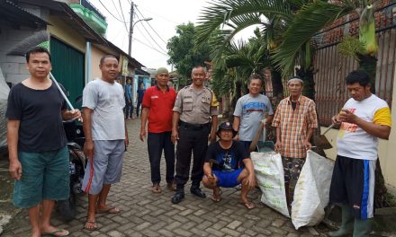 Mempererat Kebersamaan dan Semangat Gotong Royong, Aiptu Sukarno Laksanakan Kerja Bakti Bersama Warga Rt.02/01 Kel.Cipondoh