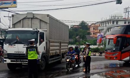 Antisipasi Kemacetan dan Guantibmas Personil Unit Lantas Polsek Cipondoh Gelar Gatur Lalin Sore hari