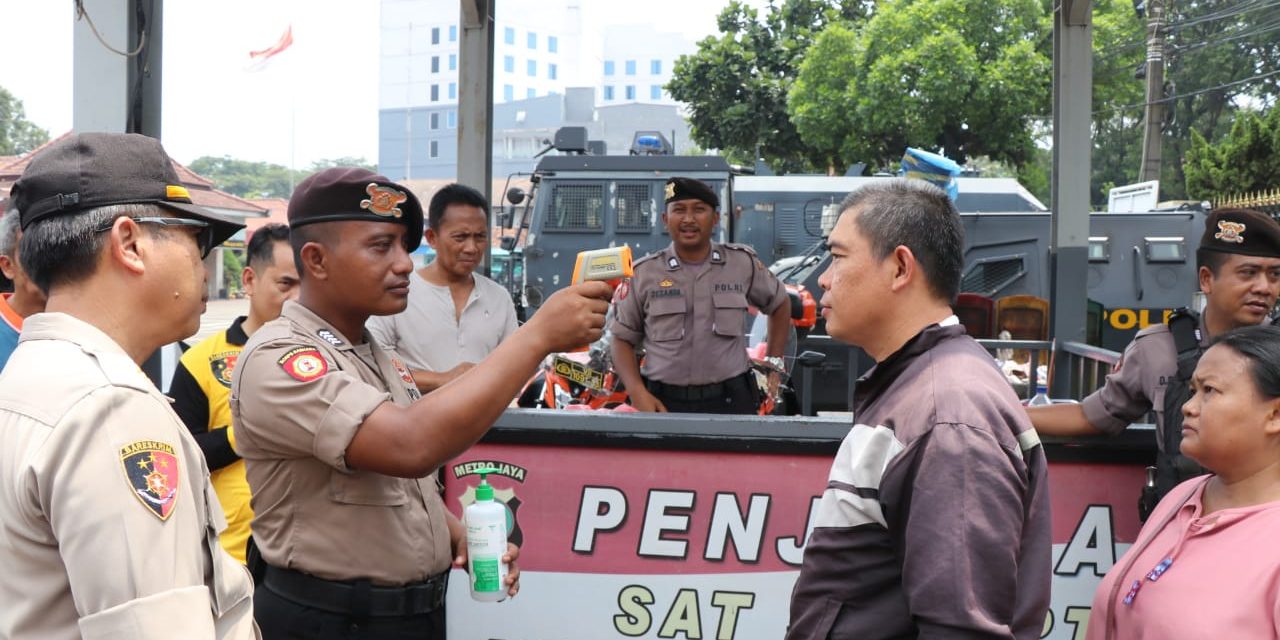 Polrestro Tangerang Kota Lakukan Pengecekan Suhu Tubuh Kepada Pengunjung