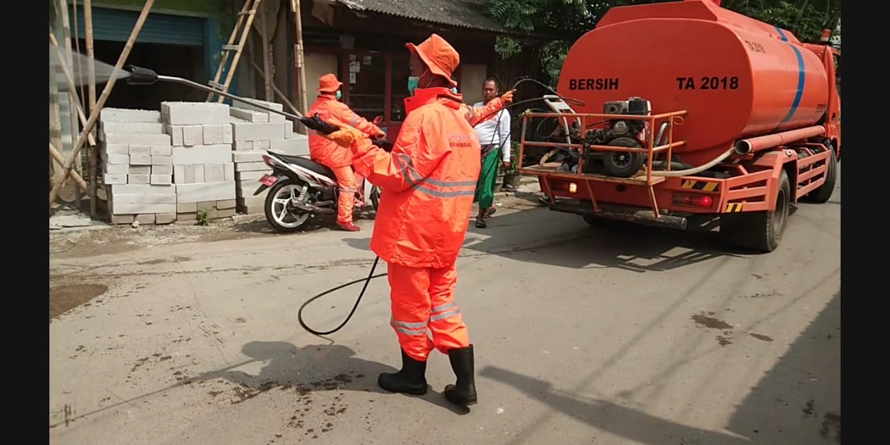 Pencegahan Virus Corona Pihak Pemerintah melaksanakan Kegiatan Penyemprotan Disinfektan Di wilayah Kel.Batusari Kec.Batu Ceper Kota Tangerang