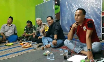 Bhabinkamtibmas Ingatkan Warga Tidak Panik Hadapi Virus Corona Saat Rapat