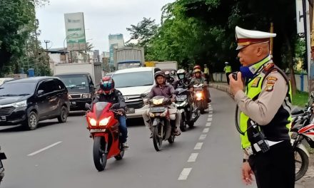 Kanit Lantas IPTU Dikie Wahyudi.SH Melaporkan Arus Lalin Padat Maka Unit Lantas Polsek Batu Ceper melaksanakan Tugas untuk mengantisipasi kemacetan