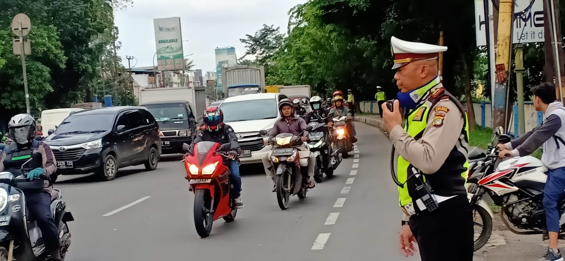 Kanit Lantas IPTU Dikie Wahyudi.SH Melaporkan Arus Lalin Padat Maka Unit Lantas Polsek Batu Ceper melaksanakan Tugas untuk mengantisipasi kemacetan