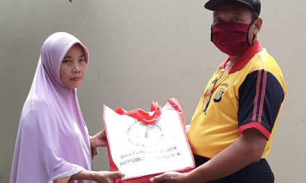 Aiptu T.Raharjo Salurkan Bantuan Beras dari Presiden RI Kepada Warga di Kp. Bojong Poncol  Kunciran Indah