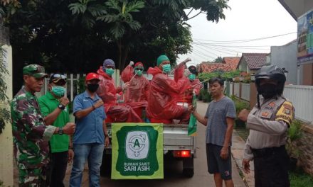 Bhabinkamtibmas Kel. Neroktog dan Team FKTS Kota Tangerang Lakukan Penyemprotan Desinfektan Cegah Virus Corona