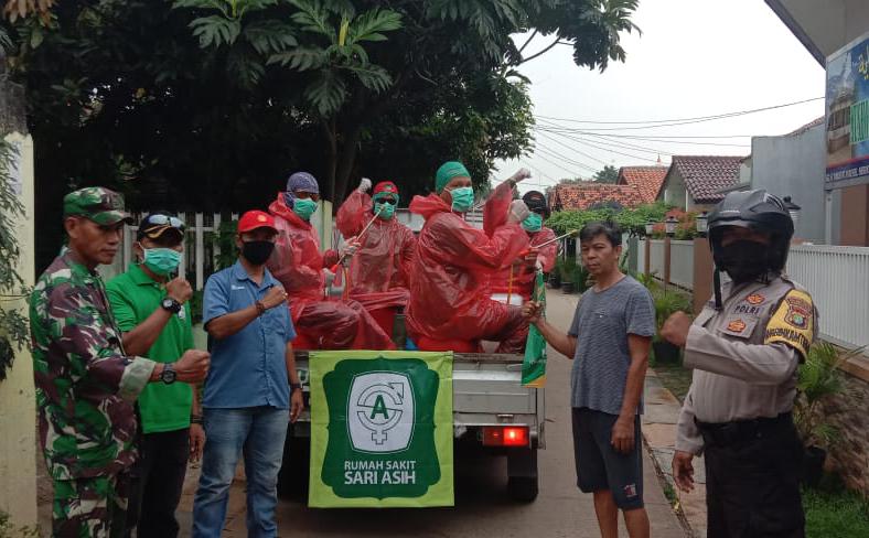 Bhabinkamtibmas Kel. Neroktog dan Team FKTS Kota Tangerang Lakukan Penyemprotan Desinfektan Cegah Virus Corona