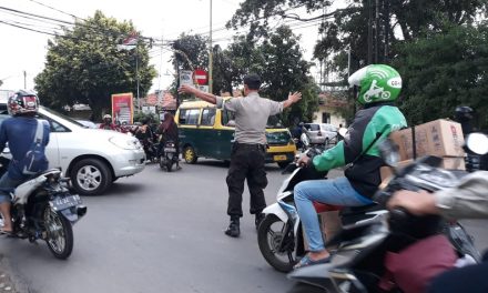 Cegah Kemacetan Di Depan Polsek Cipondoh, Aiptu Suhandi Gatur Lantas