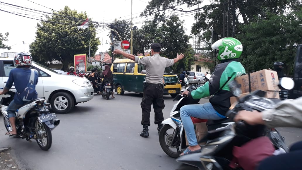 Cegah Kemacetan Di Depan Polsek Cipondoh, Aiptu Suhandi Gatur Lantas