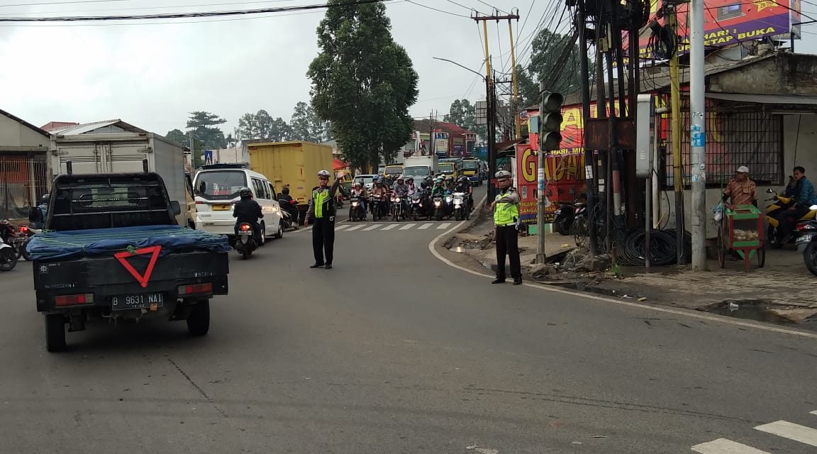 Anggota Lantas Polsek Cipondoh Atur Arus Lalulintas Agar Jalan Menjadi Lancar