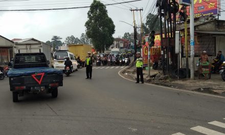 Anggota Lantas Polsek Cipondoh Atur Arus Lalulintas Agar Jalan Menjadi Lancar