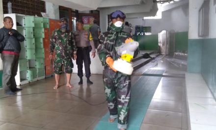 Tranding Topik : Cegah Virus Corona (Covid 19) Penyemprotan Disinfektan Di Masjid Jami AL Huda oleh Petugas Gabungan Unit Pemerintahan dari Unsur Tiga Pilar Kecamatan Batu Ceper