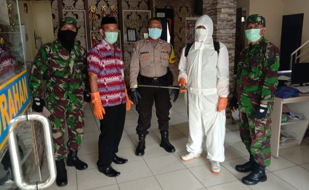 AIPTU K.Handoko hadiri penyemprotan Disinfektan Cegah Penularan Virus Corona Di Kantor Kelurahan